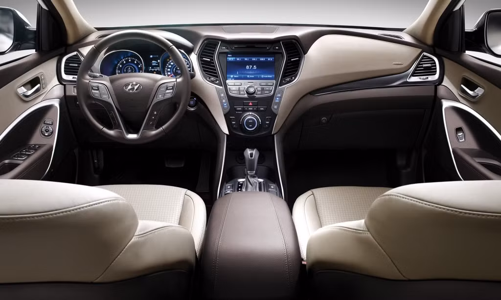 Hệ thống lái tích hợp những công nghệ mới nhất của hãng hỗ trợ đắc lực lái xe trên mỗi đoạn đường.