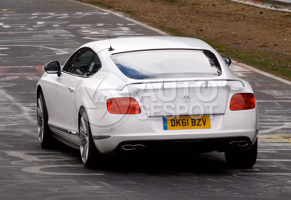 Có nhiều thay đổi trong thiết kế về đầu và mũi xe.