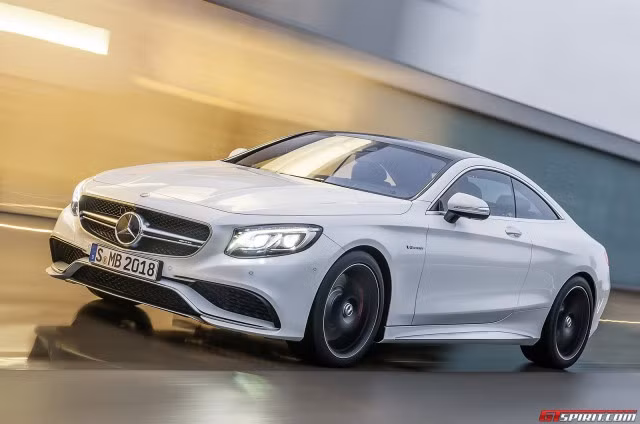 Mercedes-Benz S 63 AMG Coupe ra mắt tại triển lãm lần này được đánh giá là sexy nhất của hãng với những đường cong tuyệt mỹ. Xe có khả năng tăng tốc từ 0-100km/h trong 3,9s với tốc độ tối đa lên tới 300 km/h. Trọng lượng của xe khoảng gần 2 tấn.