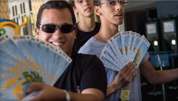 Trong đó, ngoài trận khai mạc ở Sao Paolo vào ngày 12/6 có giá 220 USD (vé hạng sang loại 1 có giá 495 USD). Vé rẻ nhất xem 47 trận đấu vòng bảng có giá 90 USD, còn vé loại 1 là 175 USD. Đối với trận chung kết trên sân Macarana vào ngày 13/7, giá vé từ 440 - 990 USD/vé.