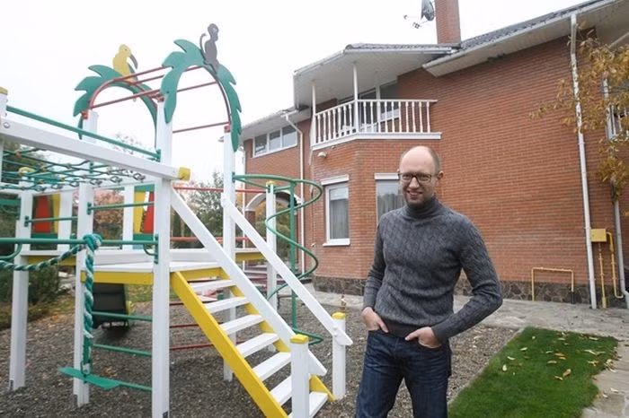 Khuôn viên ngoài sân nhà đơn giản với những cầu trượt dành cho trẻ con.