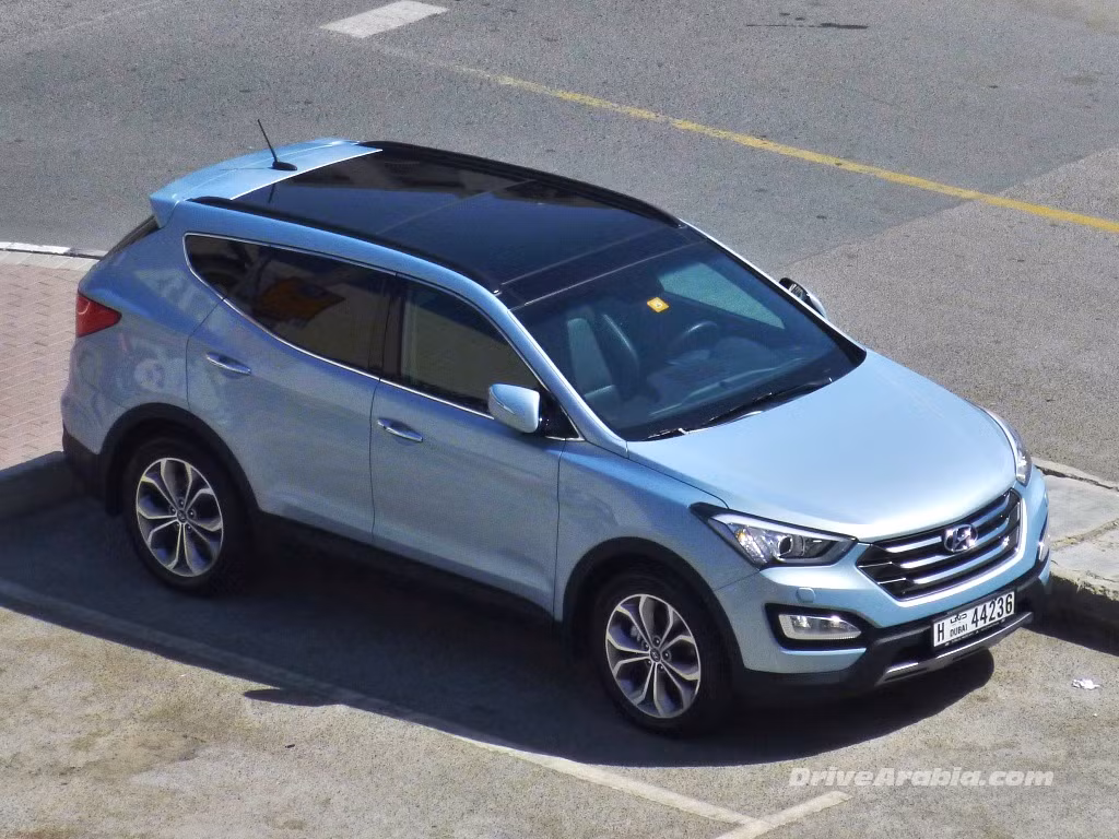 So với phiên bản cũ, Hyundai Santa Fe 2014 chỉ đi kèm một số điều chỉnh về mặt trang thiết bị. Ăng-ten kiểu đuôi cá trên nóc xe, gương chiếu hậu tích hợp đèn xi-nhan dạng LED, cánh gió sau, màu sơn trắng xám và hệ thống cảnh báo chuyển làn đường.