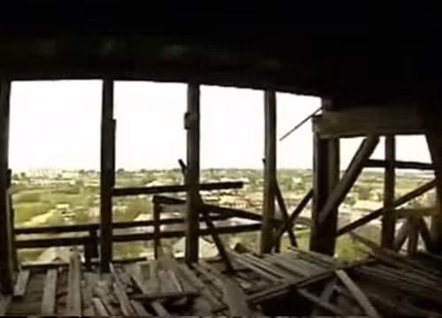 Cảnh đẹp tuyệt vời khi đứng trên tầng thượng của tòa nhà.