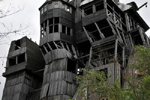 Cận cảnh tòa nhà gỗ cao nhất thế giới, các chi tiết vẫn giữ được nguyên hình dáng ban đầu sau nhiều năm bị bỏ hoang.