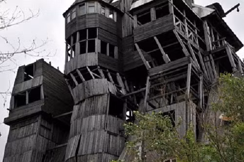 Cận cảnh tòa nhà gỗ cao nhất thế giới, các chi tiết vẫn giữ được nguyên hình dáng ban đầu sau nhiều năm bị bỏ hoang.