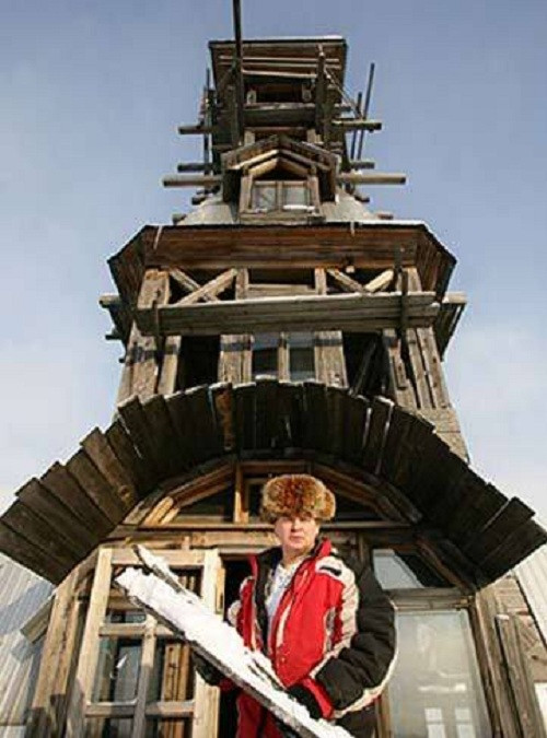 Tòa nhà do ông Sutyagin và gia đình xây dựng trong hơn 15 năm, từ năm 1992 đến năm 2007.