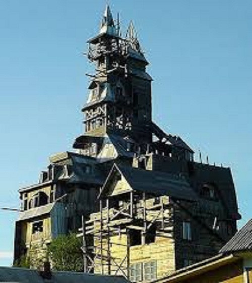 Tuy nhiên, lãnh đạo địa phương lại quyết định cấm sử dụng ngôi nhà vào mục đích dân sự hay kinh doanh. Nguyên nhân được cho là ngôi nhà có thiết kế không chắc chắn, dễ bị hỏa hoạn hay bị phá hủy do thiên tai.