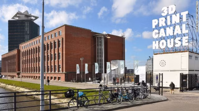 Nguyên liệu sử dụng được làm từ một máy in có tên "KamerMaker" để in ra các vật liệu bằng nhựa sinh học có độ dầy gấp 10 lần bình thường. Nhựa sinh học có thành phần 80% từ một loại dầu thực vật đã được thử nghiệm thân thiện với môi trường.