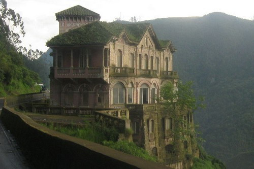Biệt thự El Hotel del Salto, Colombia được xây dựng từ năm 1923 bị bỏ hoang vào năm 90 do ô nhiễm nguồn nước quanh vùng. Sau khi cải tạo lại nguồn nước, biệt thự được chính phủ bảo tồn và biến nó thành điểm du lịch hút khách hàng đầu tại nước này.