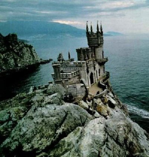 Tòa lâu đài nằm trên một mỏm đá chênh vênh nhìn ra Biển Đen được coi là kiệt tác nghệ thuật của Crimea.