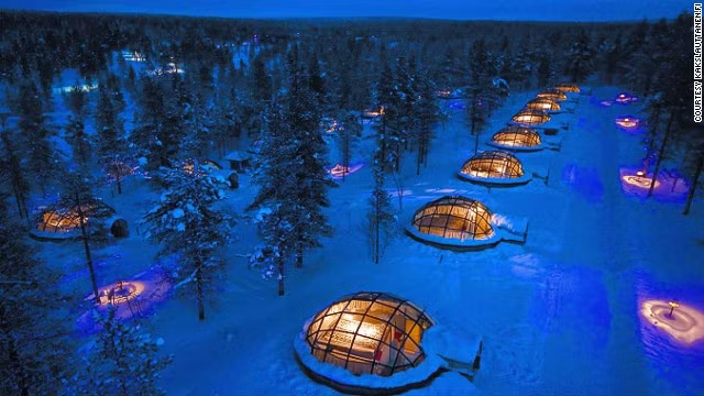 Khách sạn Kakslauttanen được xây dựng từ đá và thủy tinh giữa rừng thông phía bắc Phần Lan được sưởi ấm bằng những lò sưởi là một điểm du lịch nổi tiếng tại đất nước này.