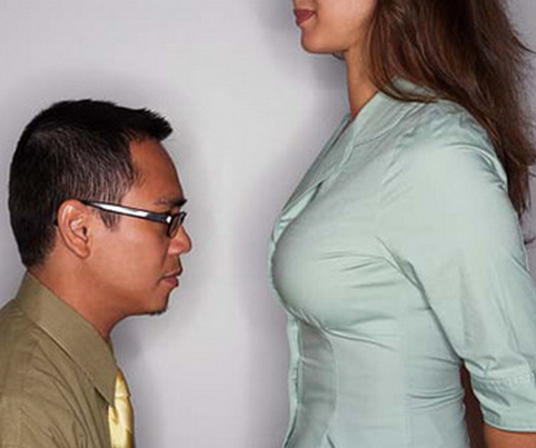 Theo một báo cáo của ban điều tra dịch tễ Trung Quốc thì dịch vụ "uống sữa người" ngày càng phát triển mạnh mẽ tại tỉnh Thâm Quyến vì những người dân nơi đây tin rằng đó là đồ uống có đầy đủ chất dinh dưỡng cần thiết. Mặc dù chính quyền địa phương khuyến cáo dịch vụ này có thể lây bệnh viêm gan từ người phụ nữ nhưng không ngăn nổi giới nhà giàu săn lùng đồ uống kì quặc này.