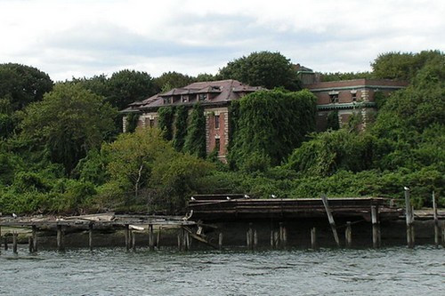 Hòn đảo North Brother phía Bắc nước Anh từng là nơi ở của một gia đình hoàng tộc. Giờ đây, đa phần các căn nhà đã bị bỏ hoang và trở thành nơi ở của các loài chim hoang dã. Đây là nơi lý tưởng dành cho các bạn trẻ ưa phiêu lưu mạo hiểm tìm đến để khám phá.