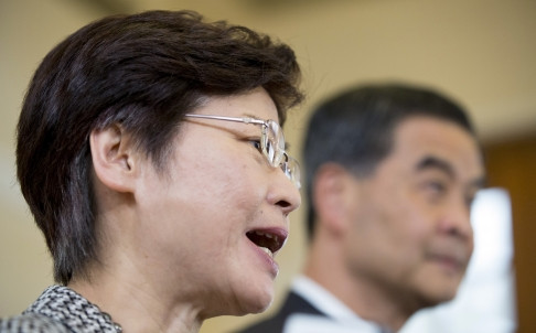 Tổng Thư ký của Đặc khu trưởng Hồng Kông, bà Lam Cheng Yuet-ngor, thông báo về cuộc đàm phán ngày 21/10 với cánh phóng viên.