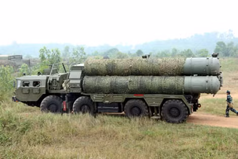 Xe chở đạn S-300 thực hành cơ động.