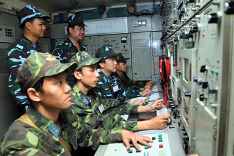 Kíp chiến đấu đài điều khiển S-300 thực hành huấn luyện.