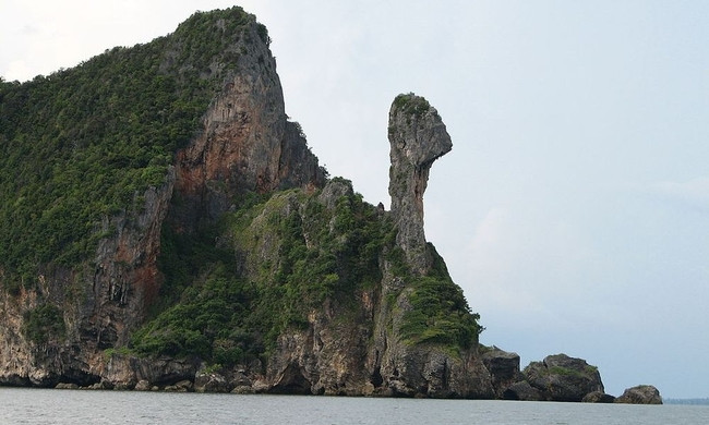 Ở mép đảo có một cột đá nhô ra nhìn rất giống cổ và đầu con gà tây đang ngẩng lên. Những người có trí tưởng tượng phong phú thì có thể nghĩ rằng mỏm đá ấy giống đà điểu, hoặc con lạc đà đang ngồi.