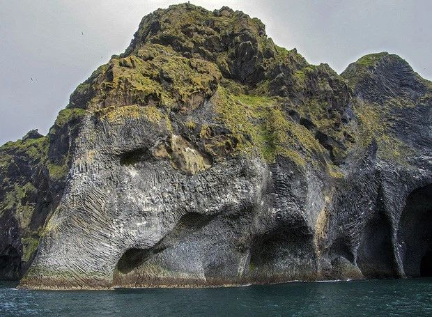  Đảo đá voi (The Elephant Rock) - Iceland: Hòn đảo này là một khối đá tự nhiên khổng lồ thuộc quần đảo Vestmannaeyjar của Iceland. Thiên nhiên thực sự quá khéo léo khi tạo ra hòn đảo này bởi nhìn hướng nào nó cũng giống một chú voi với "làn da" xù xì phủ đầy rêu phong.