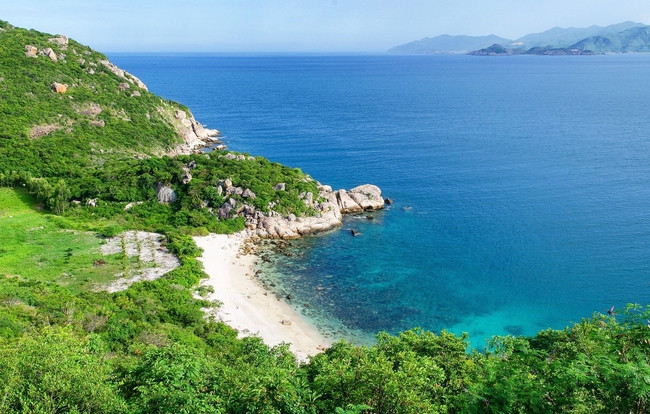 Hòn đầu rùa ở Bình Ba, Nha Trang, Việt Nam: Nhìn từ trên vách đá cao du khách có thể dễ dàng nhìn ra hình dáng đầu rùa. Đây là điểm check in nổi tiếng của du khách trong nước và quốc tế.