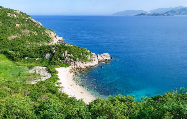 Hòn đầu rùa ở Bình Ba, Nha Trang, Việt Nam: Nhìn từ trên vách đá cao du khách có thể dễ dàng nhìn ra hình dáng đầu rùa. Đây là điểm check in nổi tiếng của du khách trong nước và quốc tế.