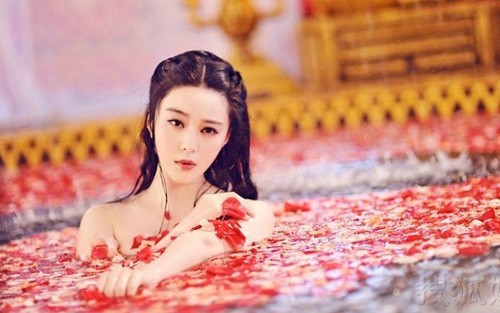 Nữ hoàng đế Võ Tắc Thiện đột nhiên xõa mái tóc đen dài vốn đã lốm đốm sợi bạc và để lộ hàm răng màu trắng. Hai thứ đen, trắng này chẳng phải giống với màu sắc của cờ vây hay sao.