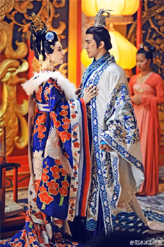 Vì được nữ hoàng đế sủng ái nên hai nam sủng này chuyên quyền khiến nhiều quần thần bất bình. Trong số các đại thần, có người liều chết thuyết phục Võ Tắc Thiên từ bỏ nam sủng.