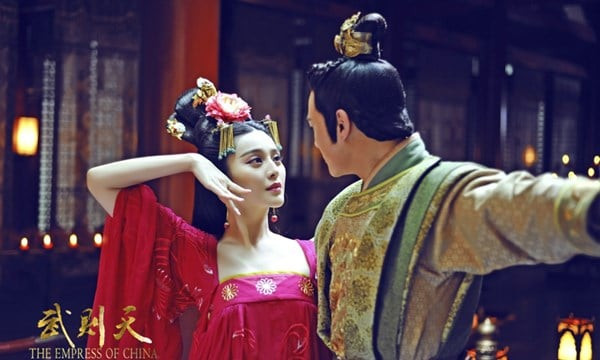 Địch Nhân Kiệt lo ngại về việc Võ Tắc Thiên quá ham mê nam sủng sẽ ảnh hưởng tới xã tắc, nên ông đã liều mạng thuyết phục. Tuy nhiên, khi đối diện với trọng thần tài giỏi và liêm khiết này, Võ Tắc Thiên không vội nói và chỉ cho ông xem hai thứ.