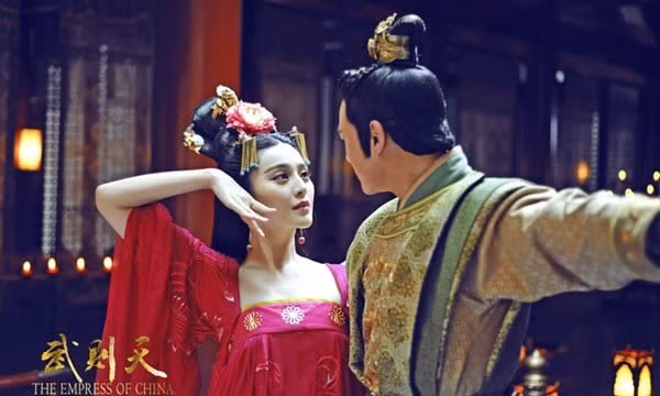 Địch Nhân Kiệt lo ngại về việc Võ Tắc Thiên quá ham mê nam sủng sẽ ảnh hưởng tới xã tắc, nên ông đã liều mạng thuyết phục. Tuy nhiên, khi đối diện với trọng thần tài giỏi và liêm khiết này, Võ Tắc Thiên không vội nói và chỉ cho ông xem hai thứ.