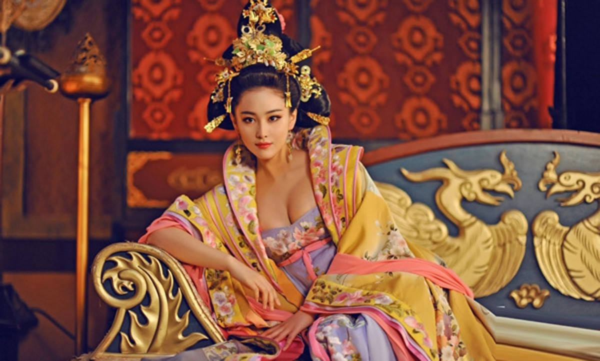 Võ Tắc Thiên xuất thân là phi tần nhỏ bé trong hậu cung của Đường Thái Tông Lý Thế Dân, sau trở thành hoàng hậu thứ hai của Đường Cao Tông Lý Trị. Cuối cùng, Võ Tắc Thiên trở thành hoàng đế của Võ Chu (690 – 705), triều đại làm gián đoạn nhà Đường. Võ Tắc Thiên là nữ hoàng đế đầu tiên và duy nhất được công nhận trong lịch sử Trung Quốc. (ảnh minh họa)