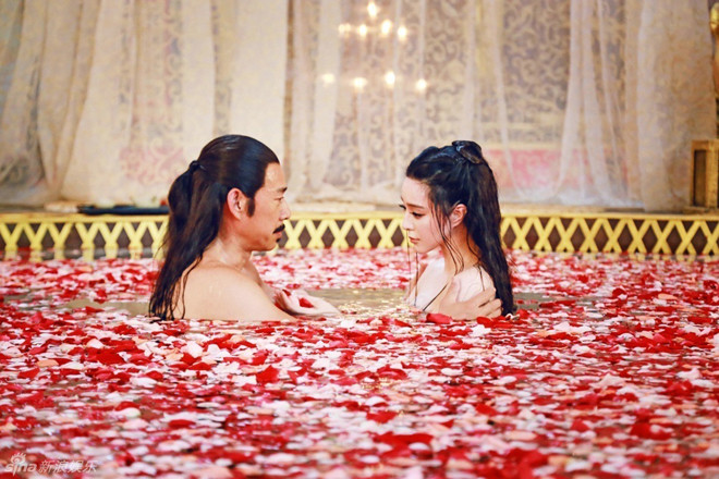 Sở dĩ Võ Tắc Thiện sủng ái và dung túng hai nam sủng này là để đàn áp các đối thủ chính trị khác. Lúc bấy giờ, trong triều Võ Chu nảy sinh mâu thuẫn giữa hai thế lực là gia tộc họ Võ và họ Lý. Có lẽ nữ hoàng đế Võ Tắc Thiên sử dụng hai nam sủng họ Trương để thao túng, giải quyết mâu thuẫn giữa hai gia tộc Võ – Lý và âm thâm thực hiện một cuộc chuyển giao quyền lực giữa hai triều đại.