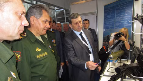 Sergei Shoigu tham quan triển lãm của Tập đoàn Kalashnikov.