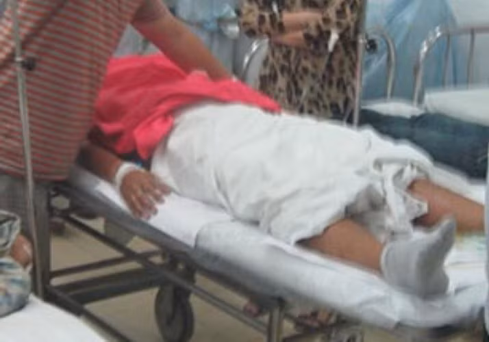 Một trong số các nạn nhân vụ nổ súng được cấp cứu tại bệnh viện.