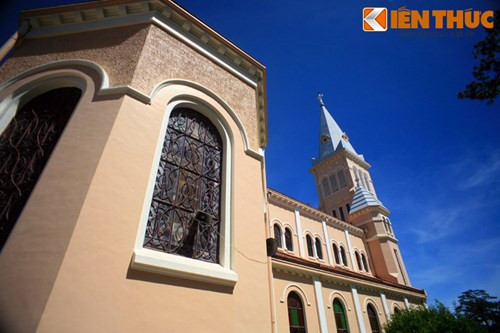 Những đường nét, chi tiết trên mặt đứng nhà thờ hoàn toàn phỏng theo nguyên gốc của các kiểu mẫu châu Âu. Cửa sổ có vòm cung tròn, các đường nét mạnh mẽ, dứt khoát, tỷ lệ giữa các mảng khối rất hài hoà và chặt chẽ.