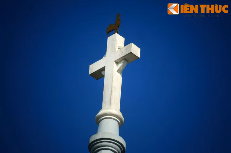 Nhà thờ còn có tên gọi dân gian là nhà thờ Con Gà vì trên đỉnh thánh giá của tháp chuông có hình con gà lớn - biểu tượng của nước Pháp. Con gà này được làm bằng hợp kim nhẹ rỗng bên trong, quay quanh một trục bạc để chỉ hướng gió.