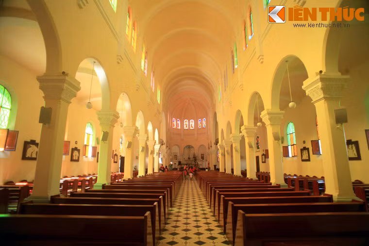 Không gian bên trong nhà thờ gồm 3 gian: 1 gian lớn ở giữa và 2 gian nhỏ ở hai bên.