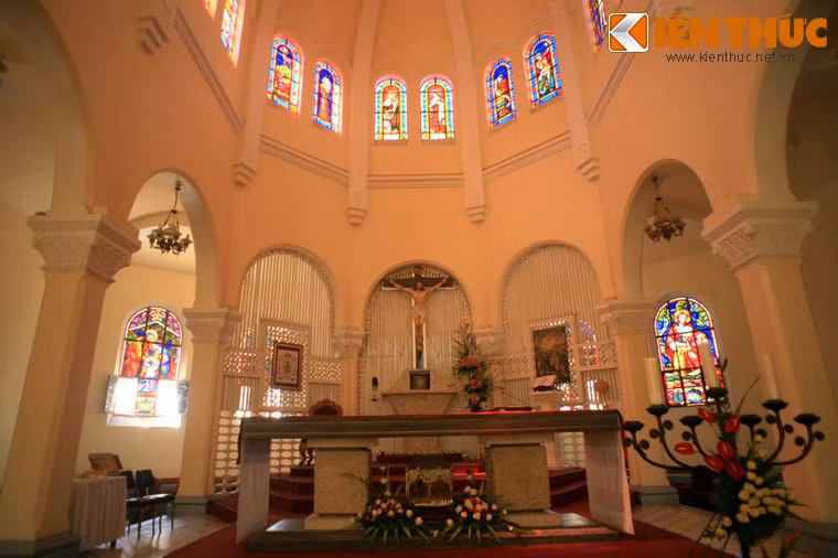 Mặt cắt công trình toát lên vẻ thanh thoát với những vòm cuốn mềm mại.