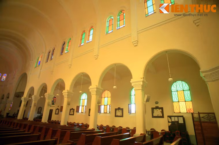 Cửa sổ nhà thờ được lắp những tấm kính màu do xưởng Louis Balmet danh tiếng ở Grenoble (Pháp) chế tạo, làm cho khung cảnh thánh đường thêm phần lung linh huyền ảo.