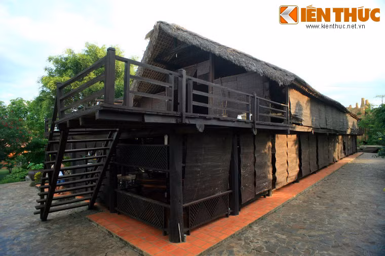 Nằm trong làng cà phê Trung Nguyên tại TP.Buôn Ma Thuột, bảo tàng Cà phê thế giới có vẻ ngoài của một ngôi nhà sàn truyền thống Tây Nguyên. Đây là điểm đến không thể bỏ qua dành cho những người muốn tìm hiểu thêm về lịch sử và văn hóa cà phê của thế giới.