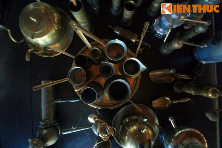 Các dụng cụ pha chế cà phê bằng bạc.