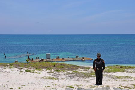 Trên toàn bộ quần đảo Đông Sa đến nay không có dân thường sinh sống, mà chỉ có sự hiện diện các đơn vị đồn trú của Đài Loan.