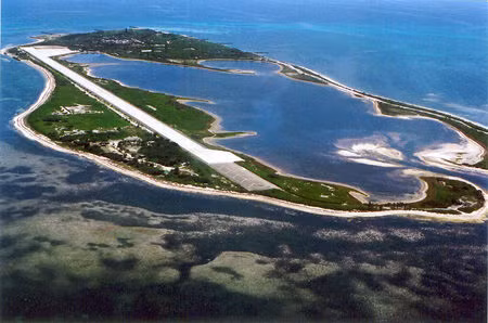 Đây vốn là đảo không người. Đến thế kỷ 18, nhà Thanh kiểm soát và quy thuộc nó vào châu Huệ, tỉnh Quảng Đông. Năm 1909, nhà Thanh từng thỏa thuận bán đảo Đông Sa cho Nhật Bản với giá 38 vạn yên.