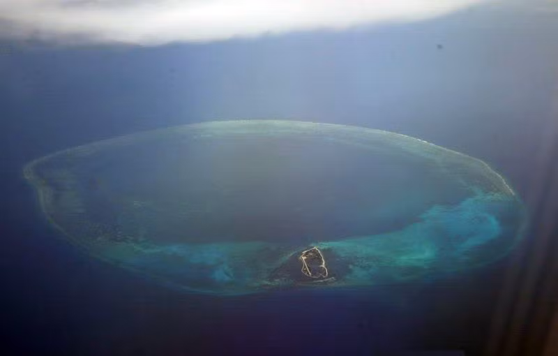 Trên ám tiêu vòng Đông Sa có một đảo san hô lớn nhất tên là đảo Đông Sa, có thể nhìn thấy khá rõ khi quan sát từ không trung. Các bãi ngầm Bắc Vệ và Nam Vệ hoàn toàn chìm ngập dưới nước, không có đảo nổi lên.