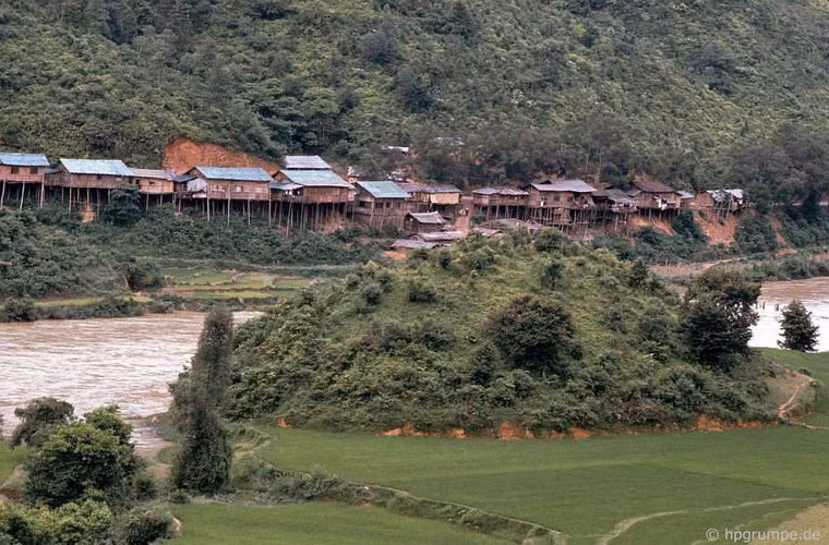 "Làng buôn lậu" bên sông gồm những dãy nhà lụp xụp phía bên kia biên giới, nơi trung chuyển hàng hóa tự phát từ Trung Quốc vào Việt Nam.