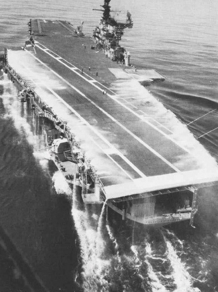Tàu USS Forrestal đang thử hệ thống phun nước bên sườn tháng 5/1969. Vào thời điểm này USS Forrestal và các tàu sân bay Mỹ đã được nâng cấp hệ thống chữa cháy để ngăn ngừa những thảm họa tương tự năm 1967.