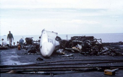 Mảnh vỡ máy bay và xác người nằm la liệt khắp nơi là ấn tượng kinh hoàng khó phai đối với những người tham gia cứu hộ con tàu.