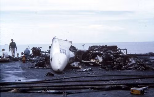 Mảnh vỡ máy bay và xác người nằm la liệt khắp nơi là ấn tượng kinh hoàng khó phai đối với những người tham gia cứu hộ con tàu.