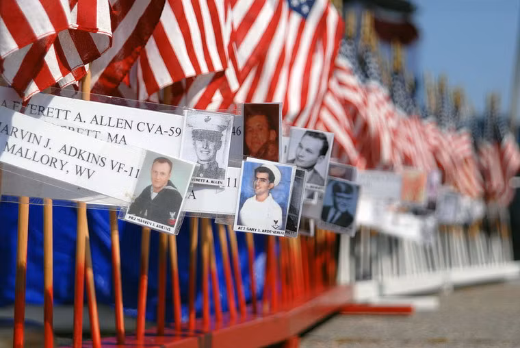 Lễ tưởng niệm 40 năm thảm họa USS Forrestal được tổ chức tại Norfolk, Virginia, Mỹ năm 2007.