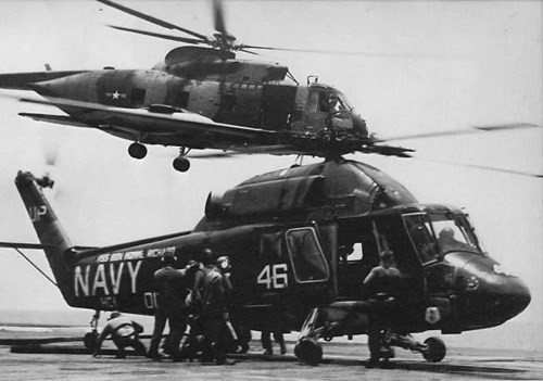 Máy bay trực thăng hải quân vận chuyển các binh sĩ Mỹ bị thương rời khỏi tàu USS Forrestal.