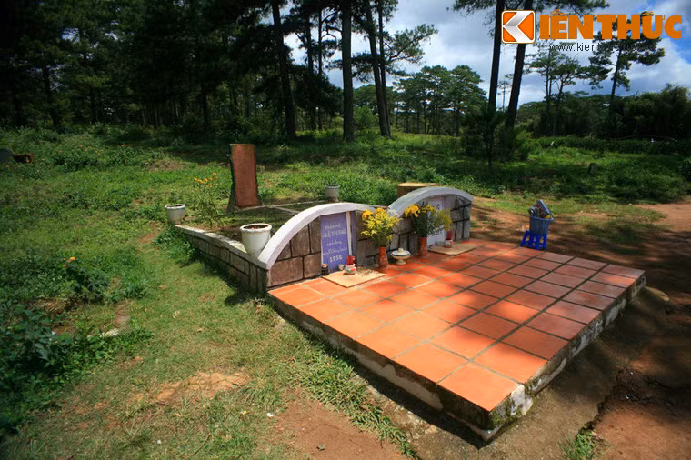 Sau năm 1975, cha mẹ Tâm đã cho bốc mộ anh đưa về quê, do hai người đã tuổi cao sức yếu, không thể thường xuyên lên thăm mộ con. Dù hài cốt Tâm đã được dời đi, nhưng cảm thương mối tình chung thủy, gia đình Thảo vẫn để ngôi mộ đôi.