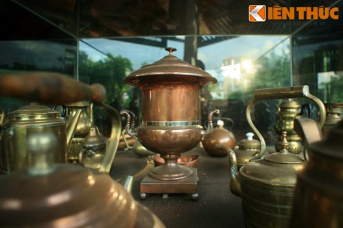 Bộ sưu tập ấm cà phê cổ bằng đồng.